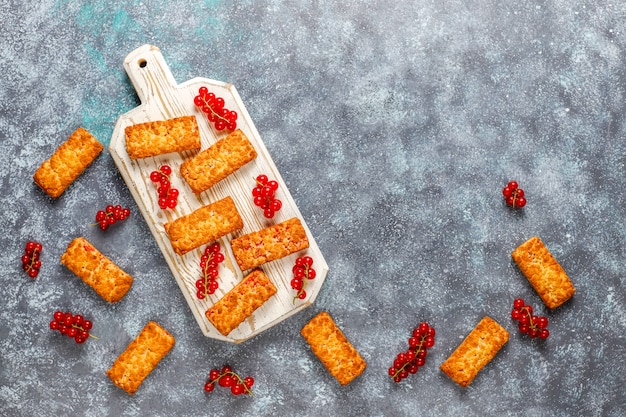 Foto gratuita deliciosas galletas caseras de mermelada de grosella con bayas frescas.