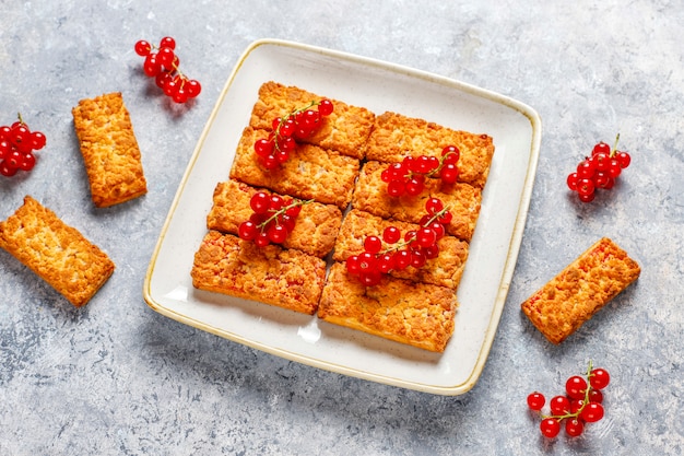 Deliciosas galletas caseras de mermelada de grosella con bayas frescas.