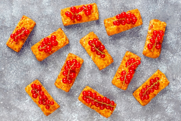 Deliciosas galletas caseras de mermelada de grosella roja con bayas frescas.