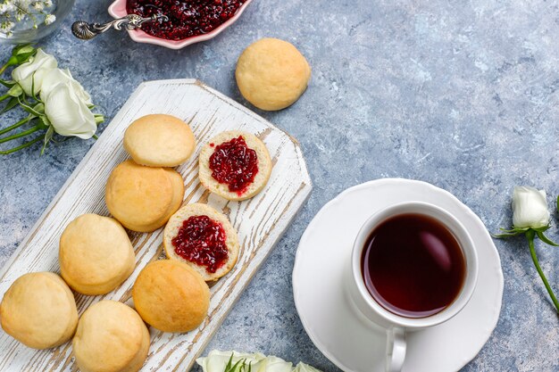 Deliciosas galletas caseras que sirven con mermelada de frambuesa, vista superior