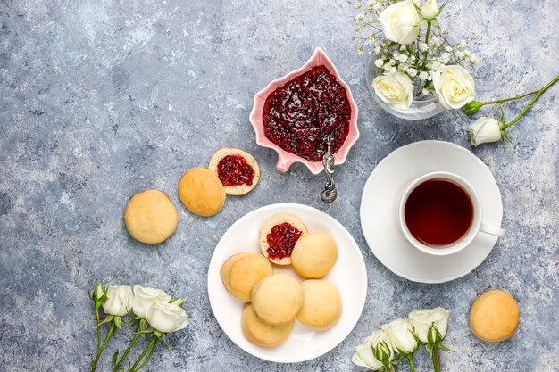 Deliciosas galletas caseras que sirven con mermelada de frambuesa, vista superior