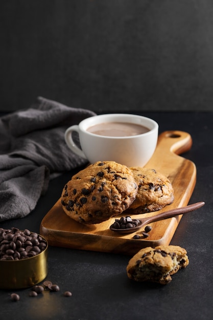 Foto gratuita deliciosas galletas con chispas de chocolate alto ángulo