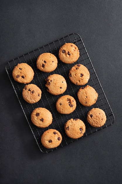 Foto gratuita deliciosas galletas con chispas de chocolate