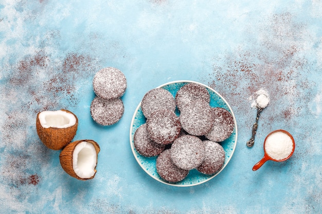 Deliciosas galletas de chocolate y coco con coco, vista superior