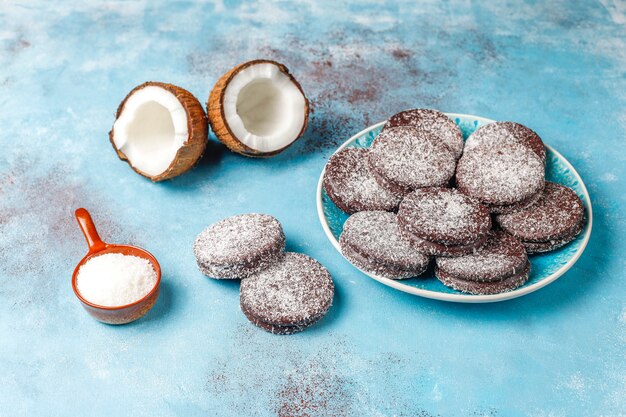 Deliciosas galletas de chocolate y coco con coco, vista superior