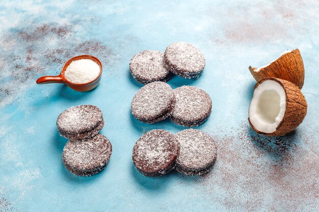 Deliciosas galletas de chocolate y coco con coco, vista superior