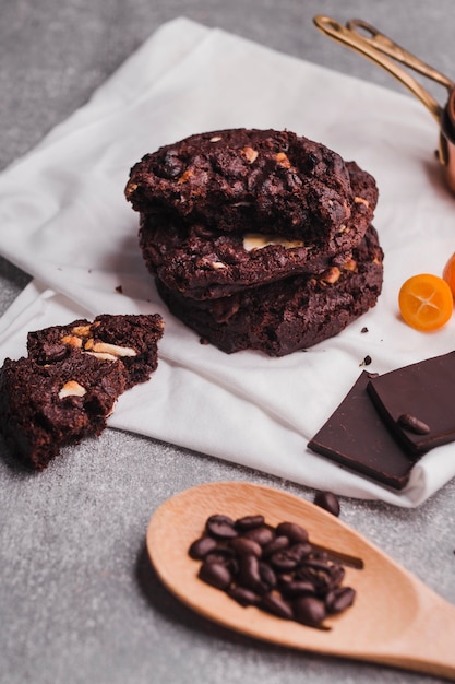 Deliciosas galletas de chocolate y cuchara de madera