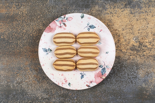 Deliciosas galletas de chocolate a rayas en un plato colorido.