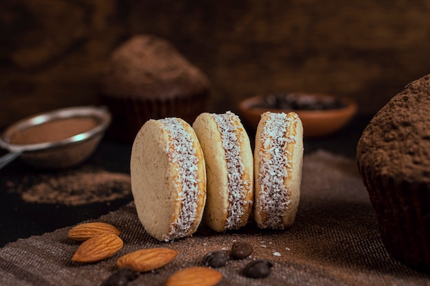 Foto gratuita deliciosas galletas de coco al horno