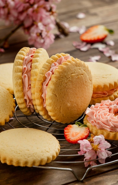 Deliciosas galletas con crema y flores.