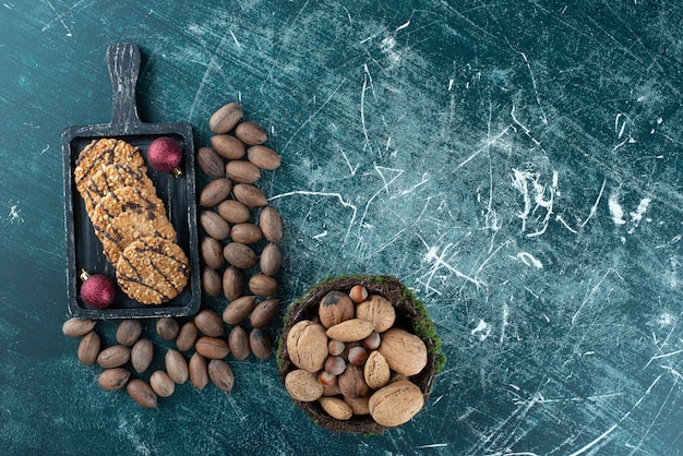 Deliciosas galletas con diversas nueces y bolas navideñas. Foto de alta calidad