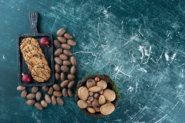 Deliciosas galletas con diversas nueces y bolas navideñas. Foto de alta calidad