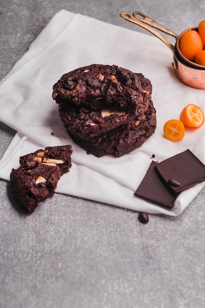 Foto gratuita deliciosas galletas dulces con chocolate