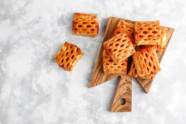 Deliciosas galletas dulces con mermelada de frutas, vista superior