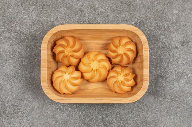 Foto gratuita deliciosas galletas dulces en un tazón de madera.