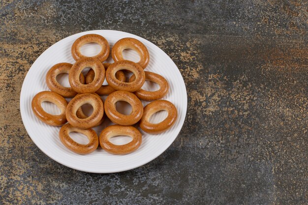 Foto gratuita deliciosas galletas duras en un plato blanco.