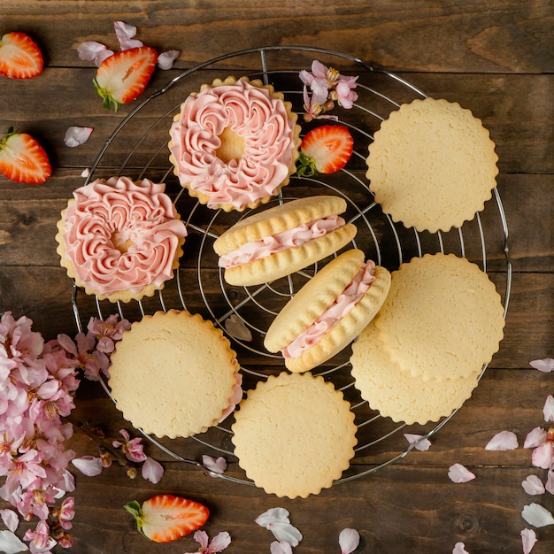 Foto gratuita deliciosas galletas con flores vista anterior