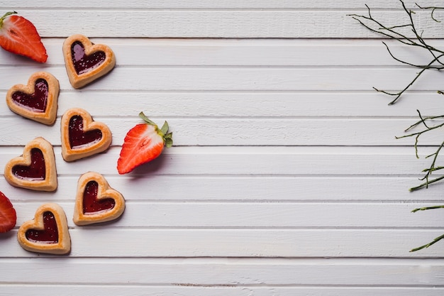 Foto gratuita deliciosas galletas en forma de corazón