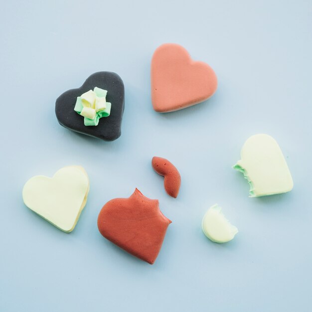 Deliciosas galletas en forma de corazones.