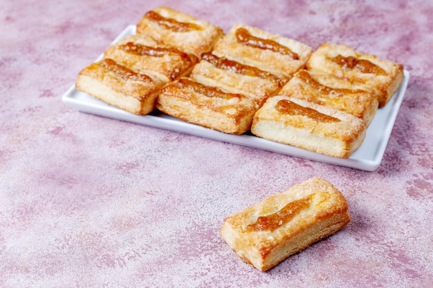 Deliciosas galletas frescas con mermelada en la parte superior.