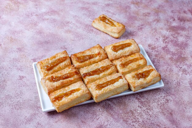 Deliciosas galletas frescas con mermelada en la parte superior.