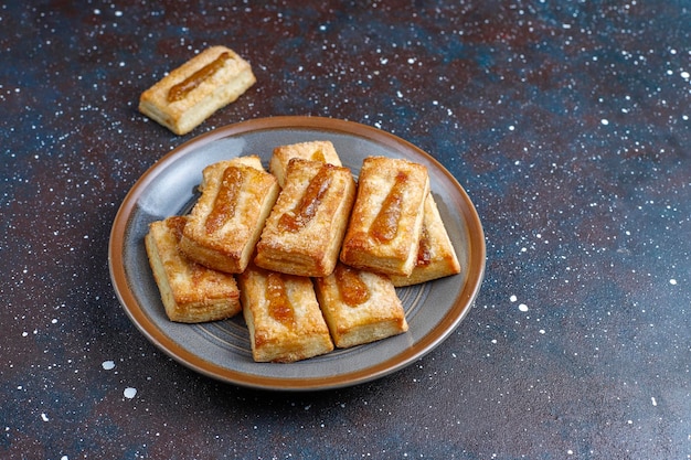 Deliciosas galletas frescas con mermelada en la parte superior.