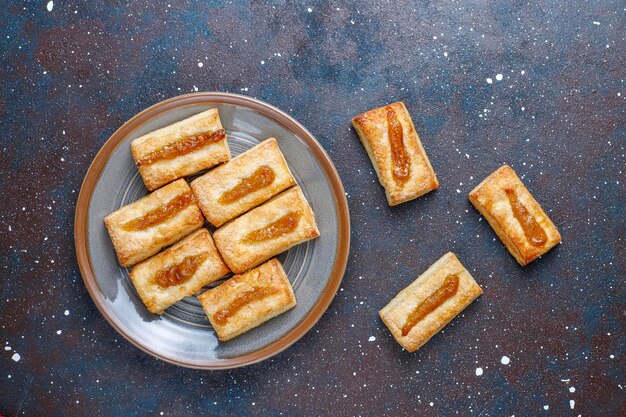 Deliciosas galletas frescas con mermelada en la parte superior.