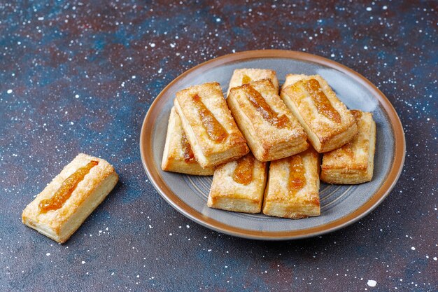 Deliciosas galletas frescas con mermelada en la parte superior.