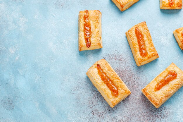 Deliciosas galletas frescas con mermelada en la parte superior.