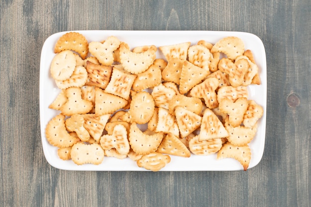 Deliciosas galletas frescas en una placa blanca.