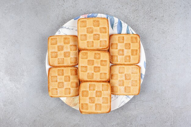 Deliciosas galletas frescas en un plato blanco. Foto de alta calidad