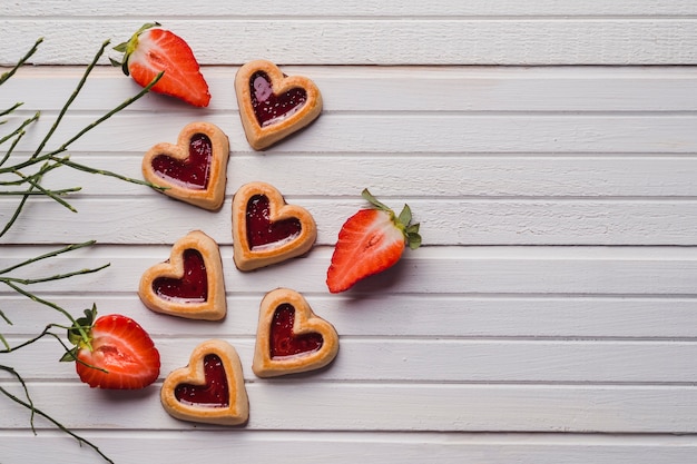 Foto gratuita deliciosas galletas y jugosas fresas