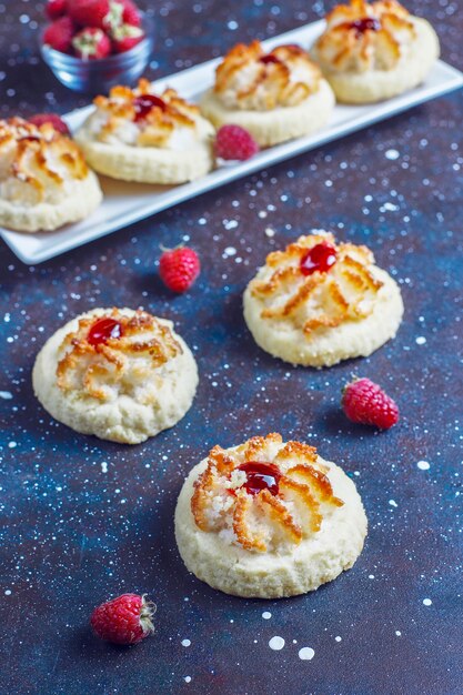 Deliciosas galletas con mermelada de frambuesa y frambuesas frescas.