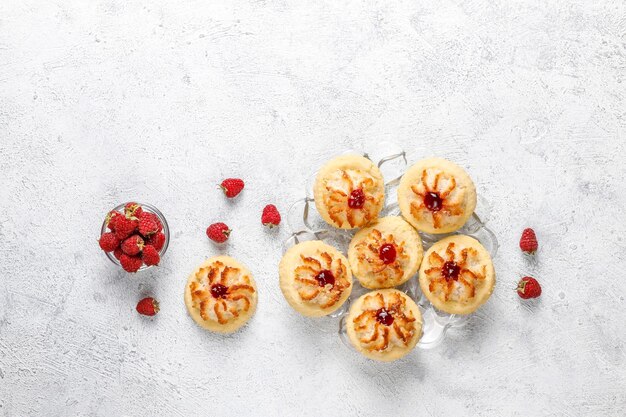 Deliciosas galletas con mermelada de frambuesa y frambuesas frescas.