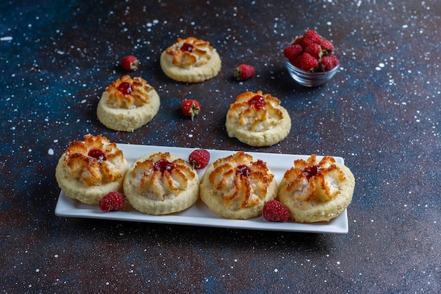 Deliciosas galletas con mermelada de frambuesa y frambuesas frescas.