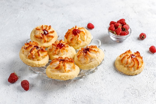 Deliciosas galletas con mermelada de frambuesa y frambuesas frescas.