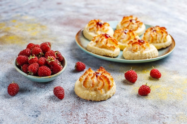 Deliciosas galletas con mermelada de frambuesa y frambuesas frescas.