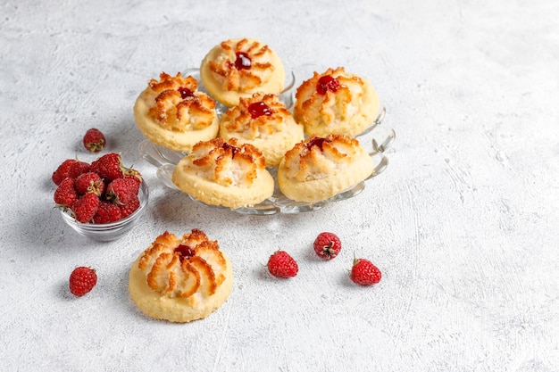 Deliciosas galletas con mermelada de frambuesa y frambuesas frescas.