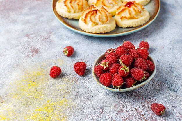 Deliciosas galletas con mermelada de frambuesa y frambuesas frescas.