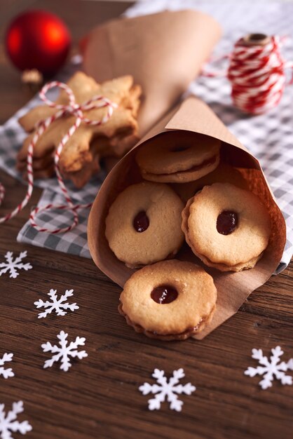 Deliciosas galletas con mermelada para Navidad