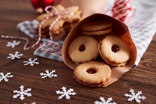 Deliciosas galletas con mermelada para Navidad