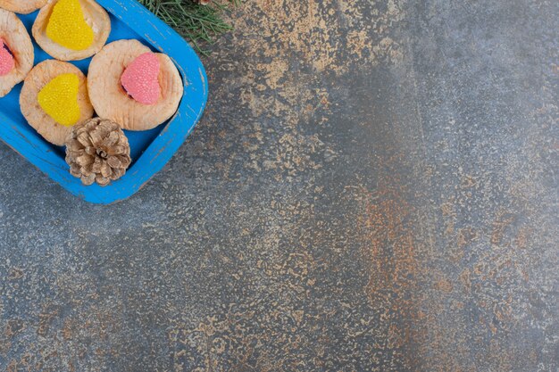 Deliciosas galletas con mermelada en una placa azul. Foto de alta calidad