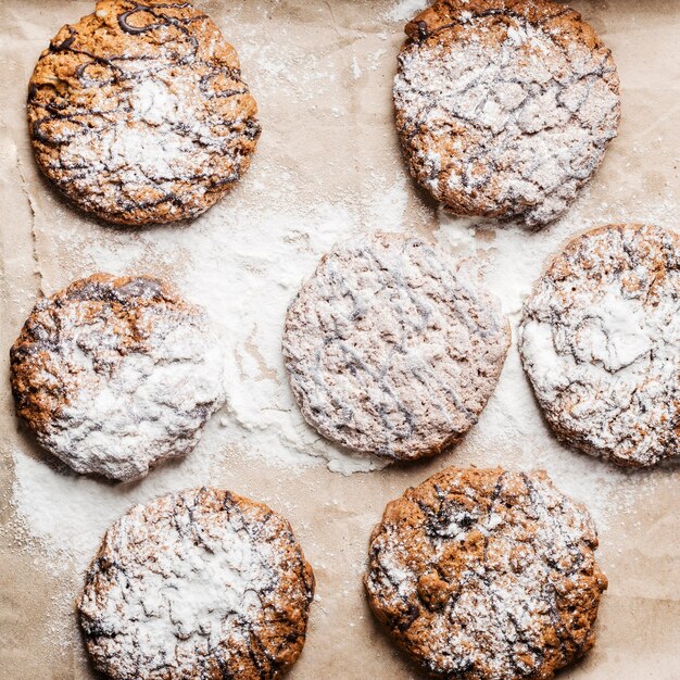 Deliciosas galletas en la mesa