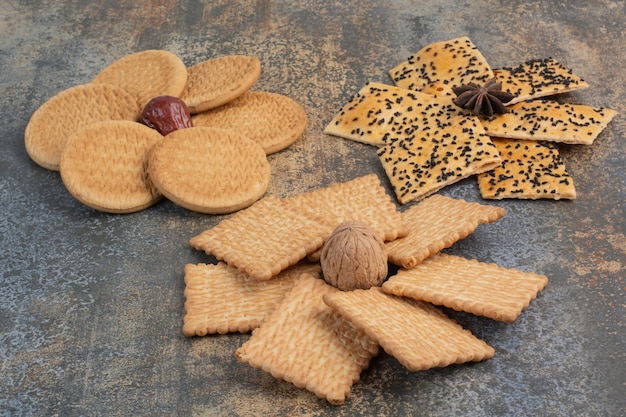 Deliciosas galletas con nuez y anís estrellado sobre fondo de mármol. Foto de alta calidad