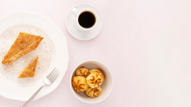 Deliciosas galletas orgánicas y café de la mañana.