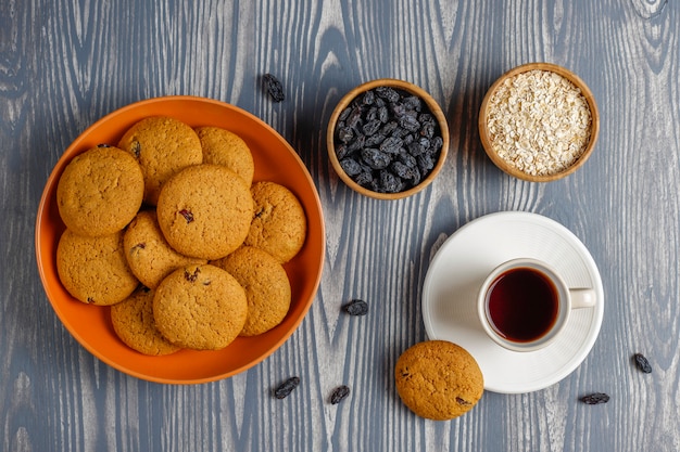 Foto gratuita deliciosas galletas con pasas y avena, vista superior