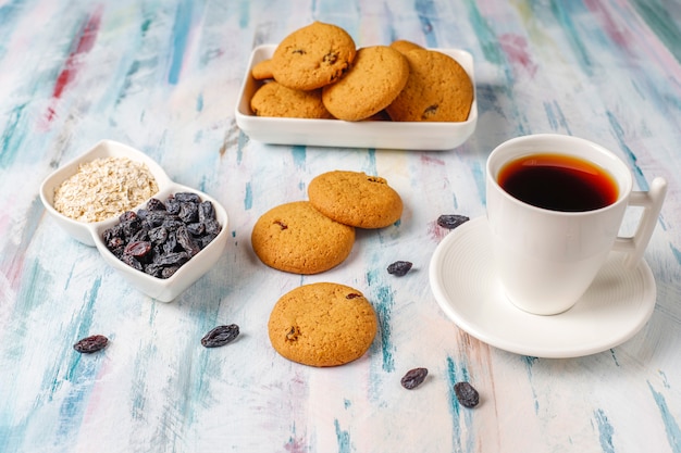 Deliciosas galletas con pasas y avena, vista superior