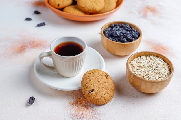 Deliciosas galletas con pasas y avena, vista superior