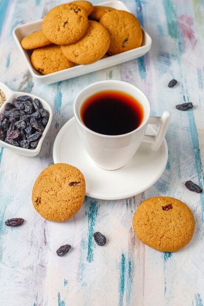 Deliciosas galletas con pasas y avena, vista superior