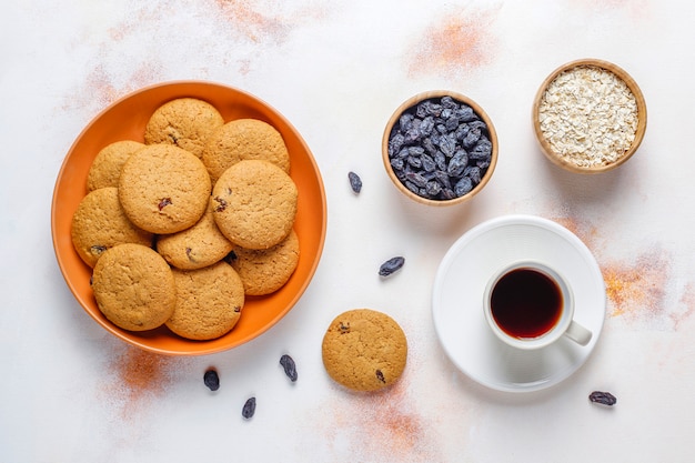 Deliciosas galletas con pasas y avena, vista superior